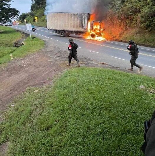 Un vehículo fue quemado en una vía del valle por miembros de la guerrilla del ELN.