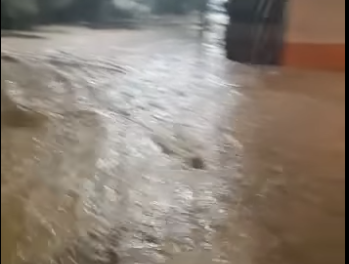 Fuerte aguacero del domingo en Cartago, genero inundaciones en la ciudad.